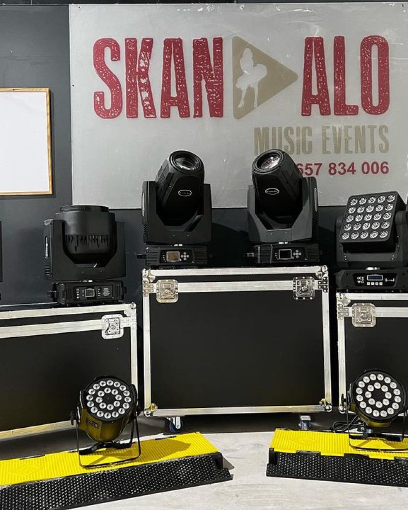 Equipo electrónico y material de trabajo con el que nosotros trabajamos